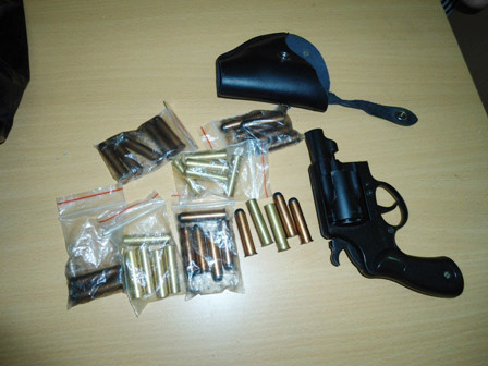 Tang vật gồm một khẩu súng colt xoay, 12 viên đạn hơi cay và 20 viên đạn cao su