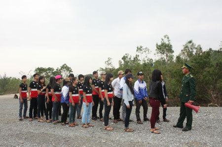 Cán bộ biên phòng hướng dẫn các em học sinh trước lúc lên thắp hương cho Đại tướng. Cán bộ biên phòng hướng dẫn các em học sinh trước lúc lên thắp hương cho Đại tướng