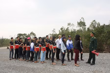 Cán bộ biên phòng hướng dẫn các em học sinh trước lúc lên thắp hương cho Đại tướng. Cán bộ biên phòng hướng dẫn các em học sinh trước lúc lên thắp hương cho Đại tướng