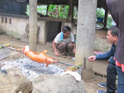 Quay lợn, cúng tiến người đã khuất. Quay lợn, cúng tiến người đã khuất