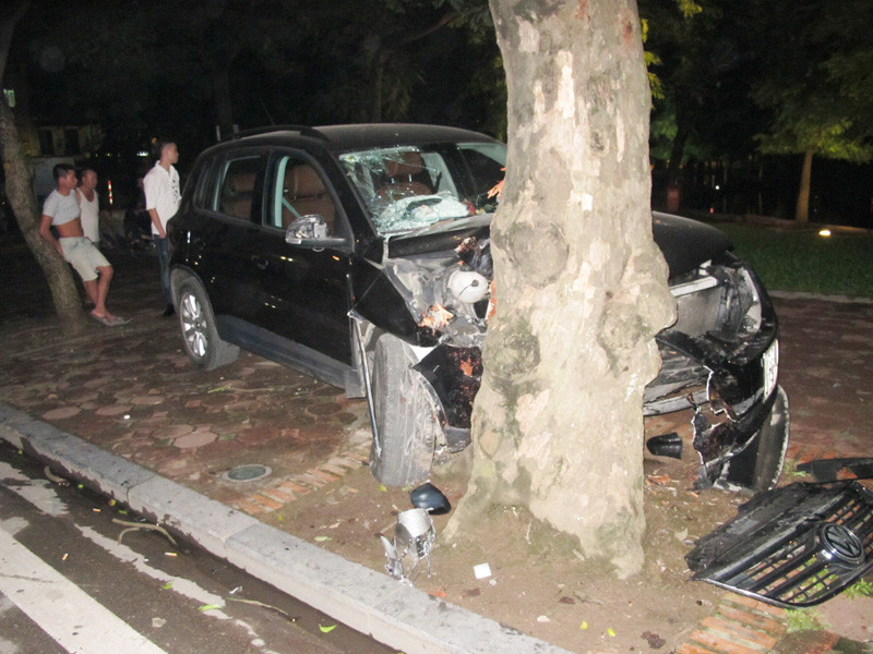 Cú đâm trực diện khiến đầu xe hỏng nặng.