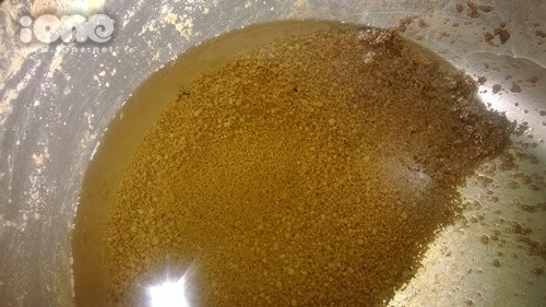 Quá trình chế xuất dầu dừa đòi hỏi khá nhiều công phu.