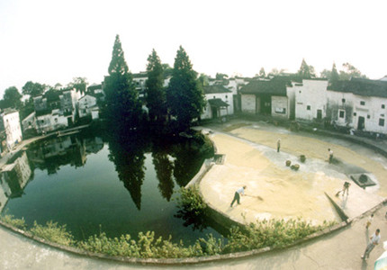 Hồ Thái Cực ở trung tâm thôn