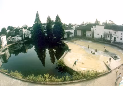 Hồ Thái Cực ở trung tâm thôn. Hồ Thái Cực ở trung tâm thôn