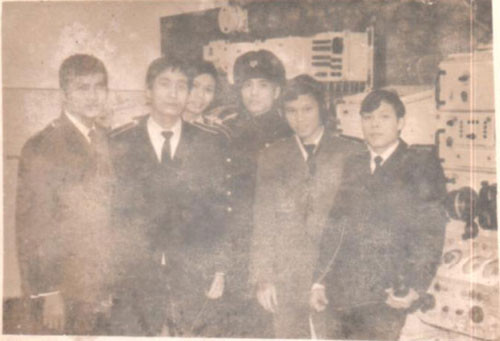  Thuyền trưởng K1 anh Phạm Tân và Thuyền phó HH anh Đinh Hải Huy đến thăm lớp học ngành 3 rada tại phòng thiết bị rada - sonar