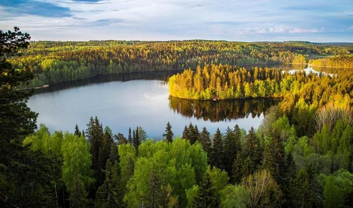 "Xứ sở nghìn hồ" là biệt danh của nước nào?