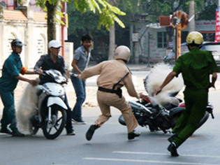 Cảnh sát quăng lưới bắt người vi phạm giao thông. Ảnh: Lê Hoàng (VnExpress)