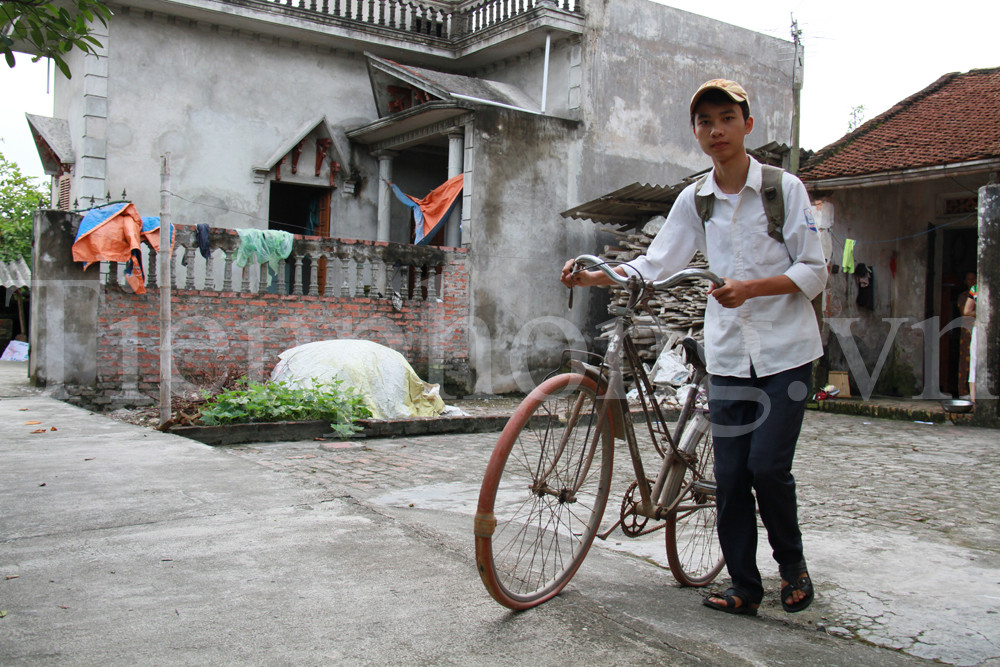 Chiếc xe này được bà cho Duẩn năm lớp 3. Bà bảo rằng, bố Duẩn cũng đã từng đi chiếc xe này. Ảnh: Trường Phong