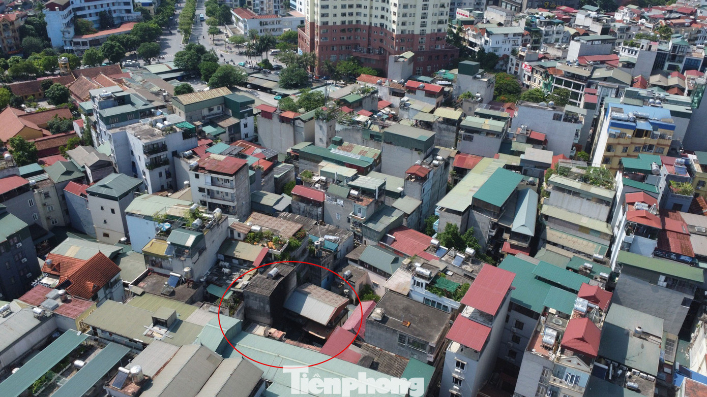 Vụ hỏa hoạn xảy ra nhà trọ 3 tầng nằm sâu trong phố Trung Kính rạng sáng 24/5 làm 14 người chết, 6 người bị thương. Ghi nhận tại hiện trường, ngôi nhà nằm giữa khu dân cư đông đúc, có lịch sử lâu đời.