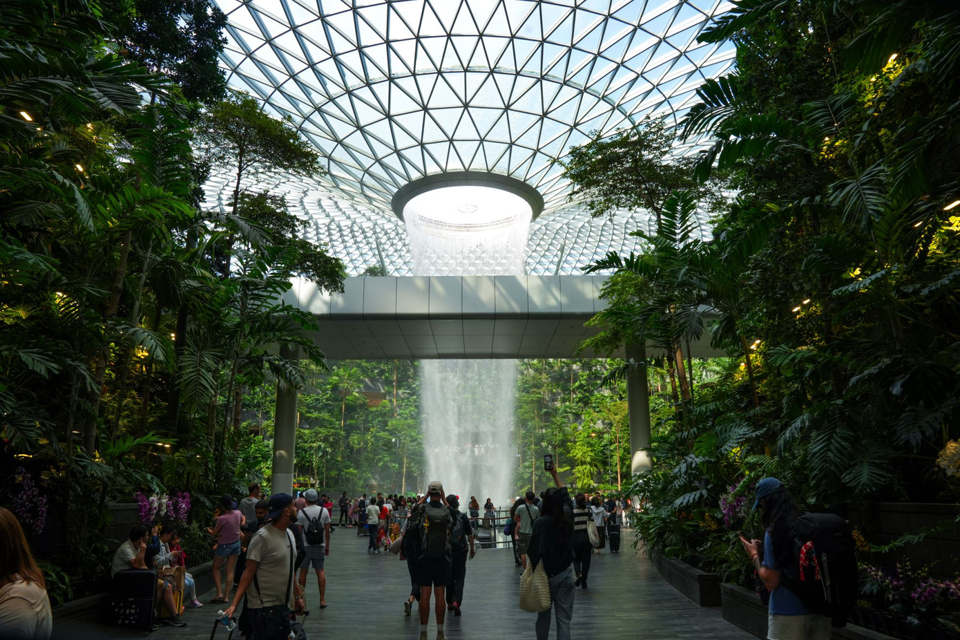 Là một phòng chờ sân bay khác biệt, Jewel Changi mang đến cho hành khách trải nghiệm mới mẻ mà hiếm sân bay nào có được. Nhiều người tới giờ ra máy bay còn cố ngoái lại để ngắm thác nước, lưu lại những bức ảnh kỷ niệm.