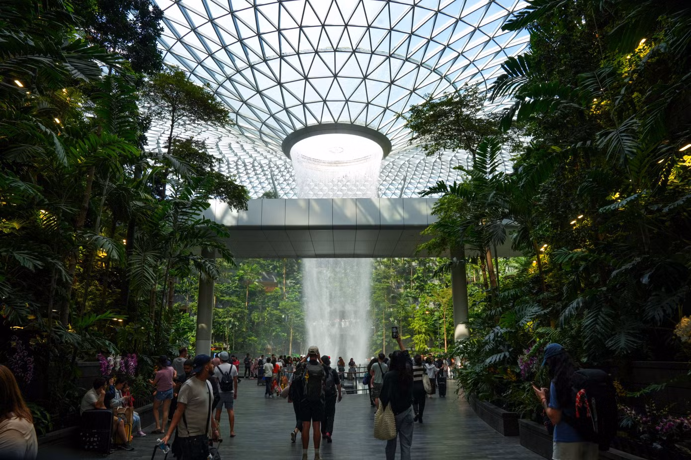Là một phòng chờ sân bay khác biệt, Jewel Changi mang đến cho hành khách trải nghiệm mới mẻ mà hiếm sân bay nào có được. Nhiều người tới giờ ra máy bay còn cố ngoái lại để ngắm thác nước, lưu lại những bức ảnh kỷ niệm.