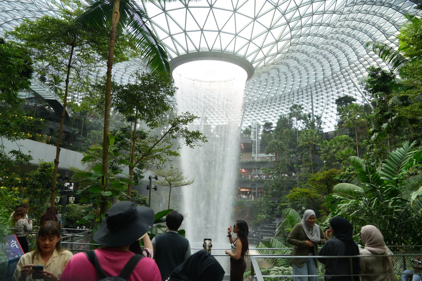 Nước chảy từ thác Rain Vortex là nước mưa được thu gom từ mái nhà. Nếu đi vào buổi tối, mọi người được chứng kiến màn trình diễn của nước, màu sắc và âm thanh.