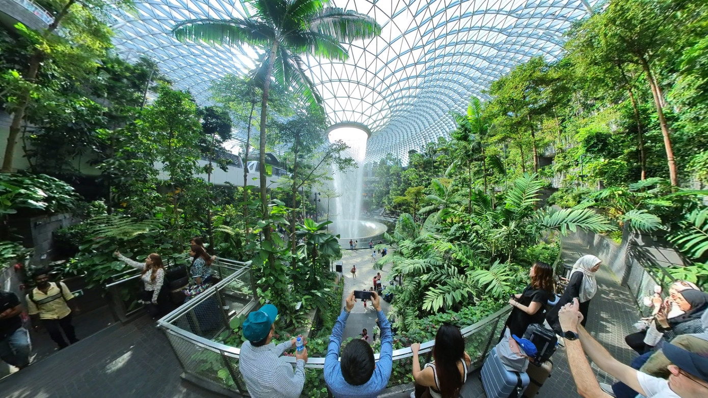 Khu phức hợp được khánh thành vào năm 2019 và nhanh chóng thu hút du khách tới Singapore hay quá cảnh, Jewel Changi kết nối trực tiếp với 3/4 ga đến nên việc di chuyển, tham quan khá dễ dàng. Hành khách cũng có thể làm thủ tục check-in sớm tại đây.