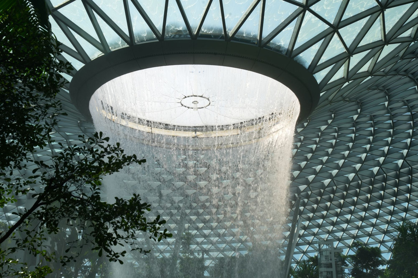 Nước chảy từ thác Rain Vortex là nước mưa được thu gom từ mái nhà. Nếu đi vào buổi tối, mọi người được chứng kiến màn trình diễn của nước, màu sắc và âm thanh.