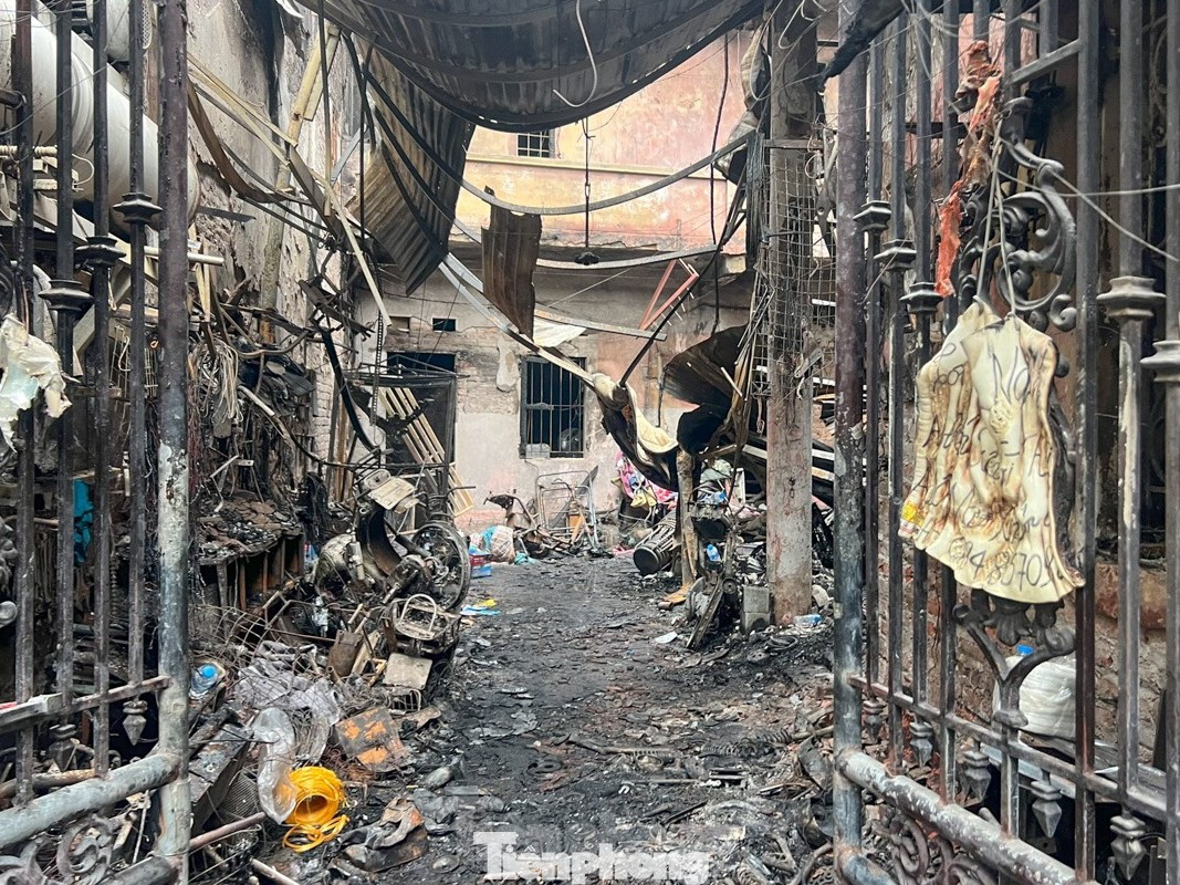 Cổng vào ngôi nhà trước và sau khi xảy ra hỏa hoạn.