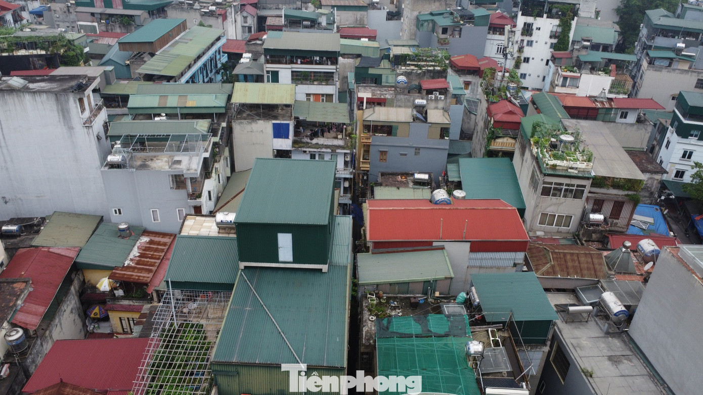 Mật độ xây dựng dày đặc, từ nhà này sang nhà khác chỉ cách nhau vài gang tay.