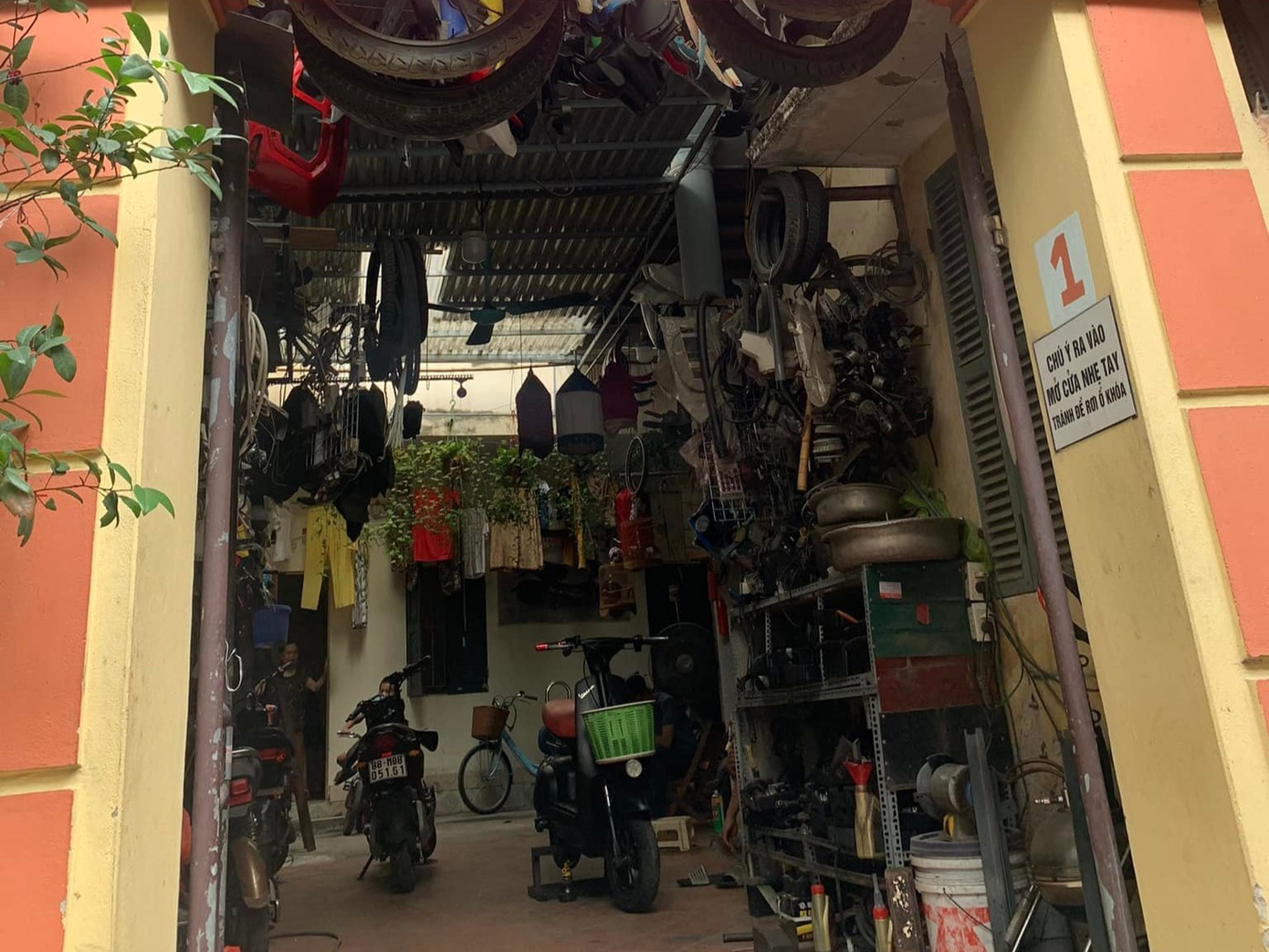 Cổng vào ngôi nhà trước và sau khi xảy ra hỏa hoạn.