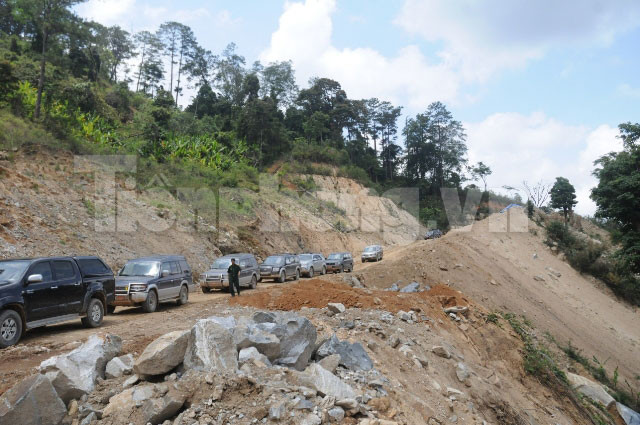 Con đường chạy qua những vùng thưa vắng dân cư, xe chạy cả ngày có khi không thấy một nóc nhà, không gặp một bóng người dân