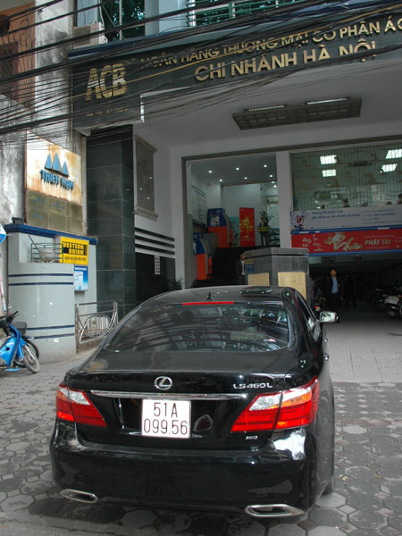 Lexus đỗ trên phố Bà Triệu