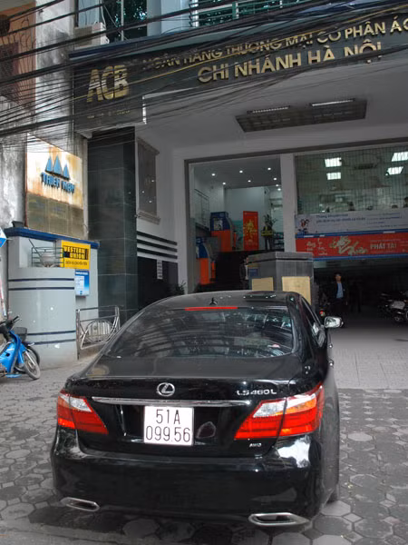Lexus đỗ trên phố Bà Triệu