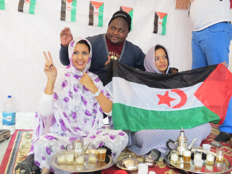 Tại gian hàng của Đoàn Sahara có tiếp đãi khách bằng các chén trà ngọt như mật ong