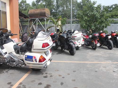 Tám xe ô tô khủng hiện đang bị CSGT tạm giữ . Tám xe ô tô khủng hiện đang bị CSGT tạm giữ