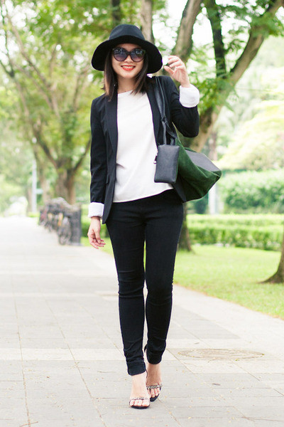 Áo sơ mi kẻ đang là xu hướng được nhiều bạn gái yêu thích. Set đồ jean kết hợp với sơ mi kẻ là lựa chọn hoàn hảo cho những cô nàng năng động. Mix quần jeans với áo sơ mi họa tiết vừa giúp bạn giữ được vẻ ngọt ngào, duyên dáng những cũng rất khỏe khoắn và năng động.