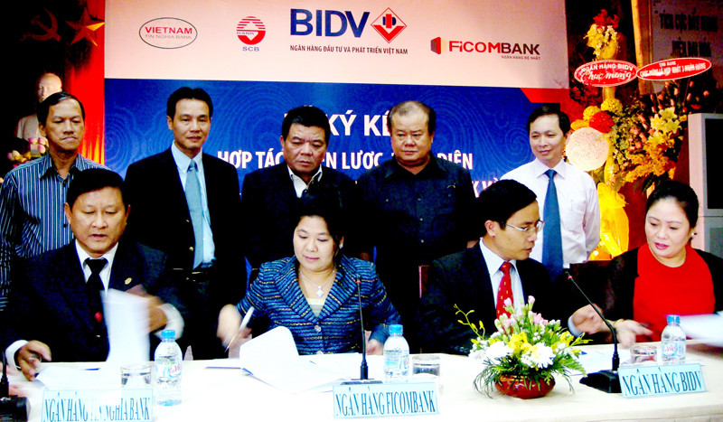 Lãnh đạo 4 ngân hàng FCB, SCB, TNB và BIDV ký hợp tác chiến lược toàn diện vào chiều ngày 6-12 tại TPHCM. Ảnh: Đại Dương