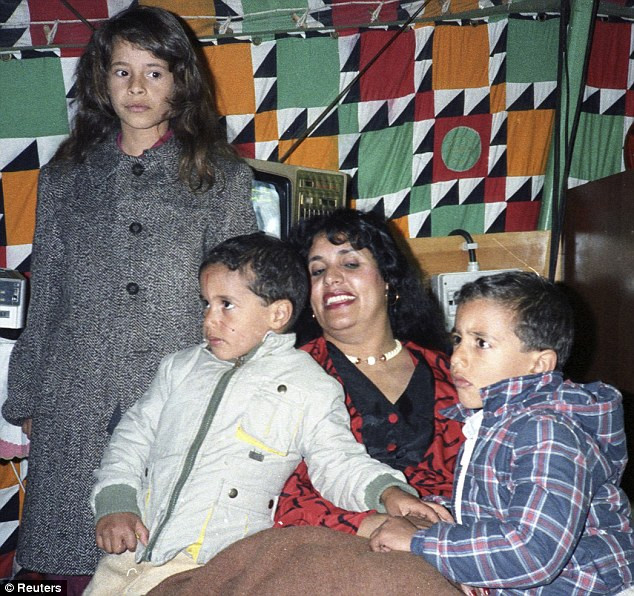 Bà Safiya cùng ba người con (hai trai, một gái). Ảnh: Reuters.