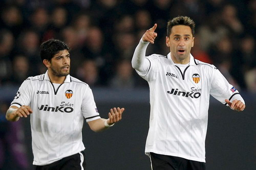Jonas (bìa phải) giúp Valencia vượt lên dẫn trước PSG 1-0. Ảnh: Reuters