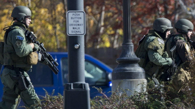 Một nhóm tác chiến đang tìm kiếm nghi can tại khu vực quanh thẩm mỹ viện - Ảnh: AP