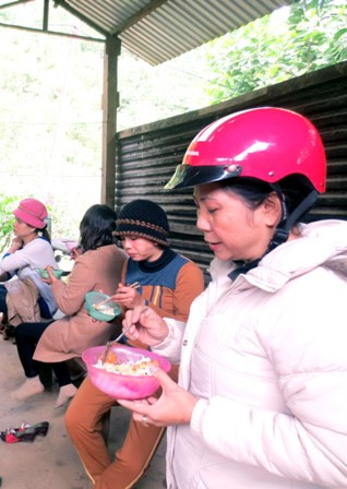 Người dân ăn uống chờ tại nhà máy để yêu Cty vàng Phước Sơn trả nợ