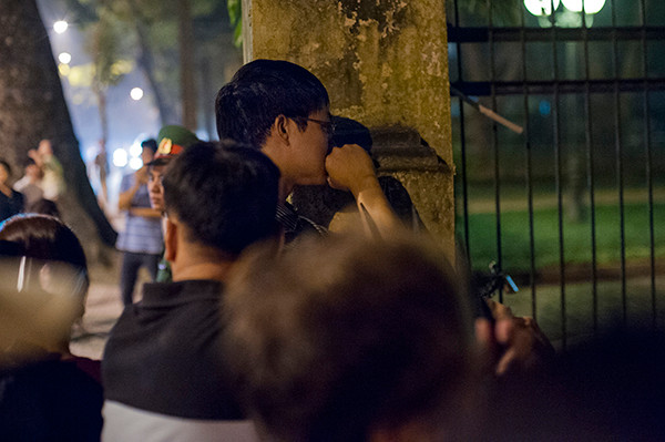 Rất nhiều người trẻ tuổi cũng đã tới đây, họ không kìm nén được cảm xúc của mình trước mất mát quá lớn này