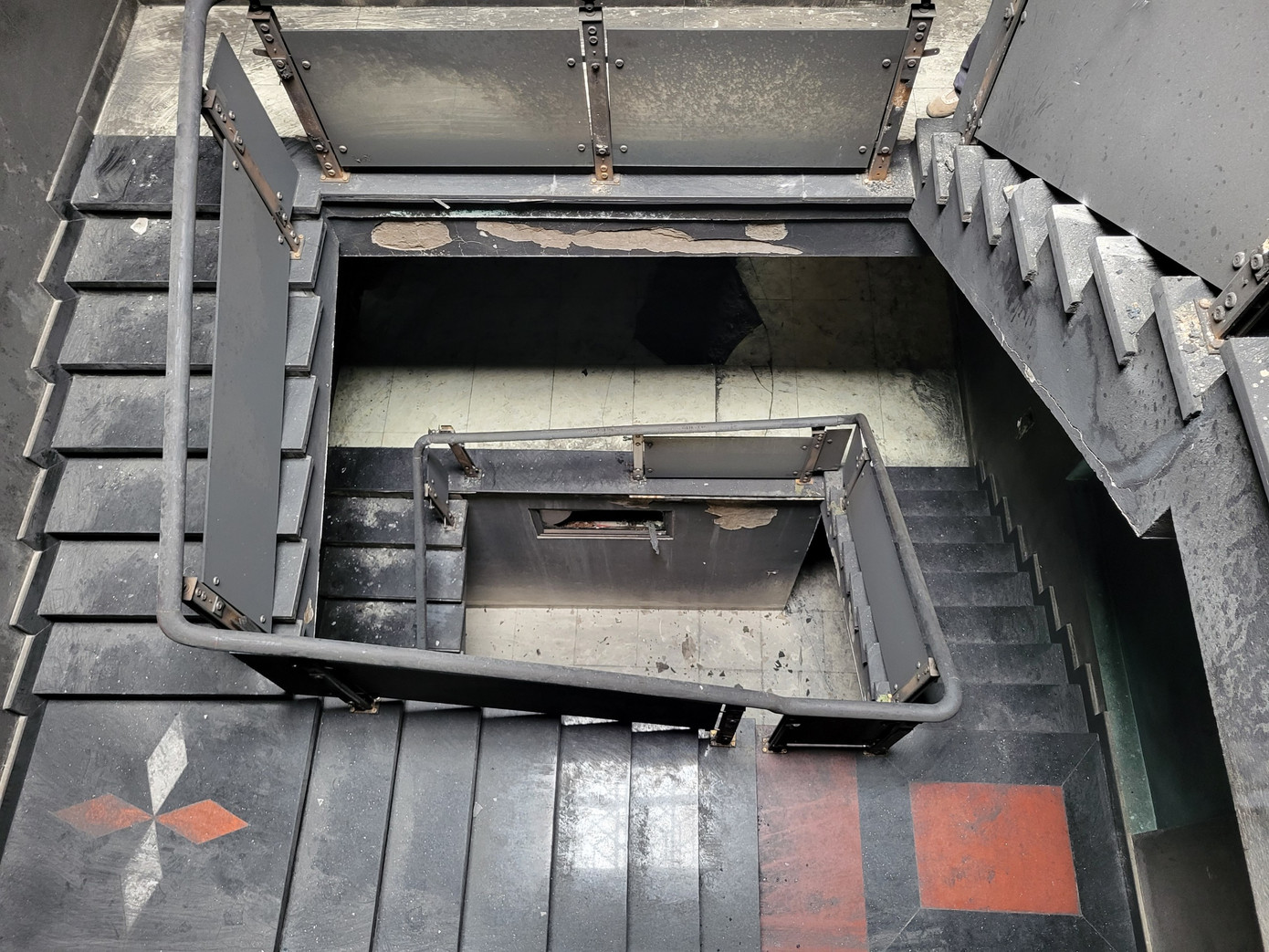 Vụ cháy làm hư hỏng, bao trùm khói đen toàn bộ 3 tầng.