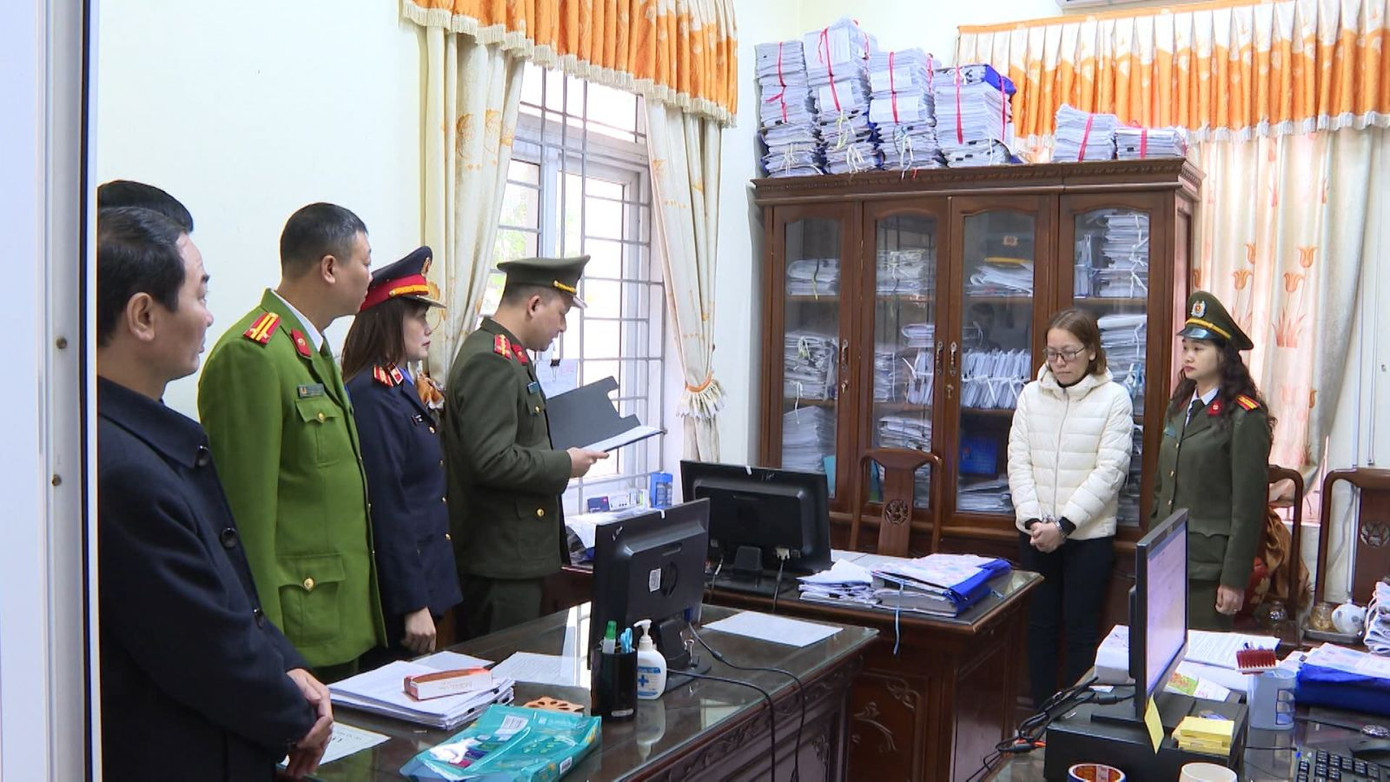 Cơ quan chức năng thi hành Lệnh bắt, khám xét đối với các đối tượng liên quan đến hành vi đưa hối lộ, nhận hối lộ tại Chi nhánh Văn phòng đăng ký đất đai Sầm Sơn và Cục thuế khu vực Sầm Sơn - Quảng Xương. Cơ quan chức năng thi hành Lệnh bắt, khám xét đối với các đối tượng liên quan đến hành vi đưa hối lộ, nhận hối lộ tại Chi nhánh Văn phòng đăng ký đất đai Sầm Sơn và Cục thuế khu vực Sầm Sơn - Quảng Xương.