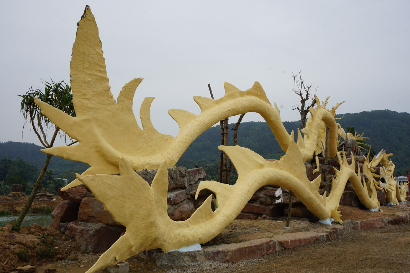 Nhiều người cho rằng thợ tạo hình linh vật có kỹ thuật kém, chưa thể hiện được hình ảnh rồng uy nghi. Thế nhưng, nhiều người lại cho rằng đây là chủ ý của chủ khu vui chơi này. Điều này thể hiện ở việc liên tục trong các năm gần đây, vào dịp năm mới, chủ doanh nghiệp trên luôn tạo hình những linh vật khác, lạ so với các linh vật thường thấy.