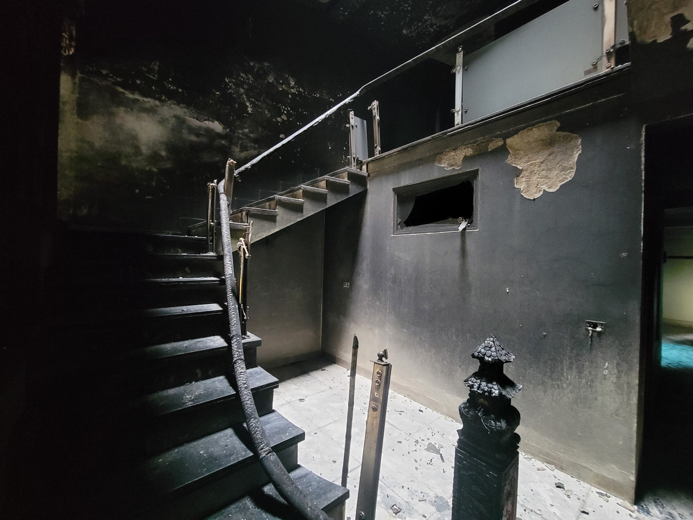 Khói đen bao phủ toàn bộ hệ thống cầu thang và các phòng trong ngôi nhà cháy.