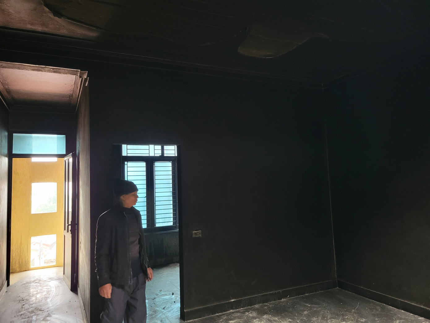 Một căn phòng trong tầng 2 phủ màu khói đen.