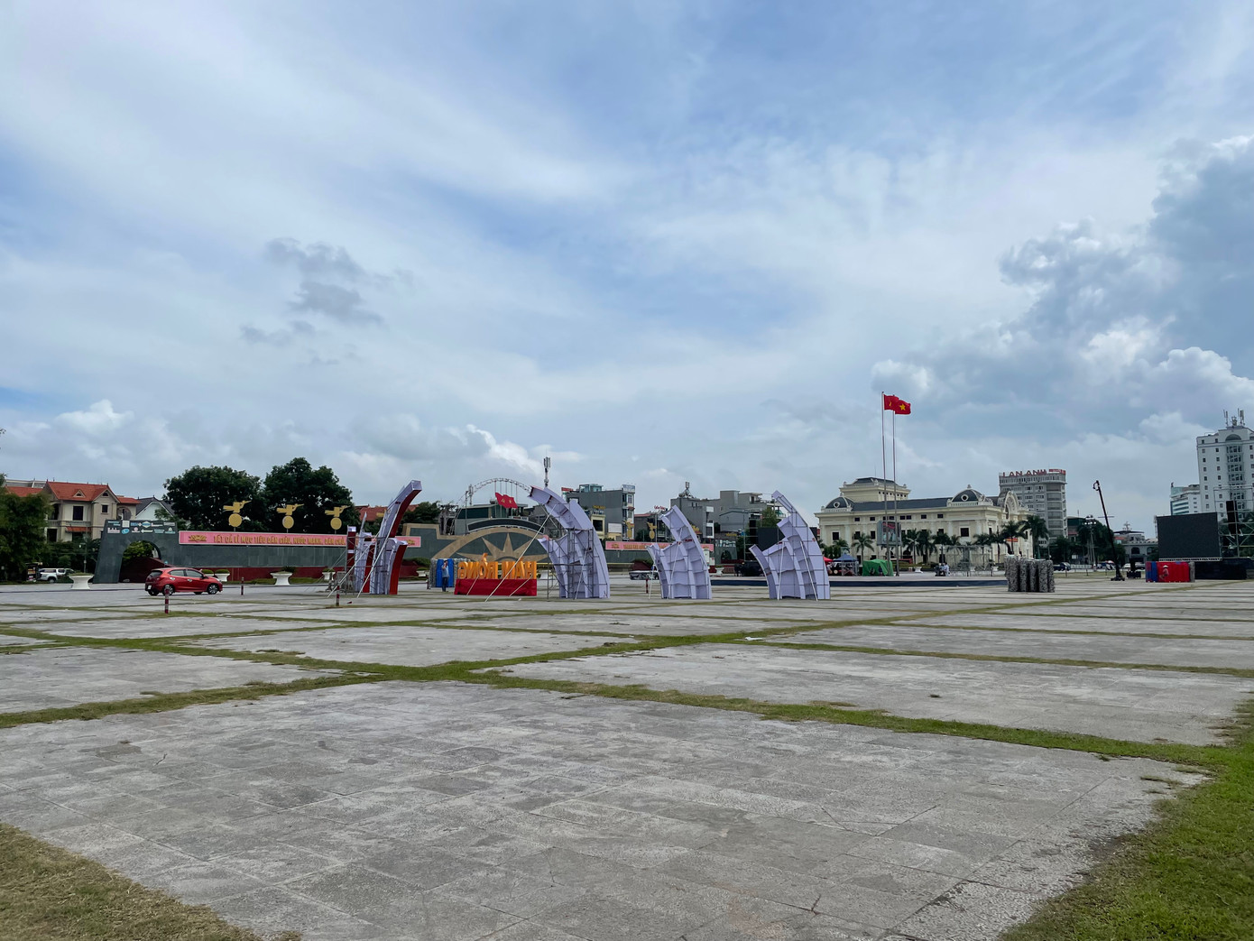 Tiếp giáp với tuyến phố Phan Chu Trinh là Quảng trường Lam Sơn (TP Thanh Hóa) - nơi tổ chức nhiều sự kiện lớn của tỉnh Thanh Hóa.