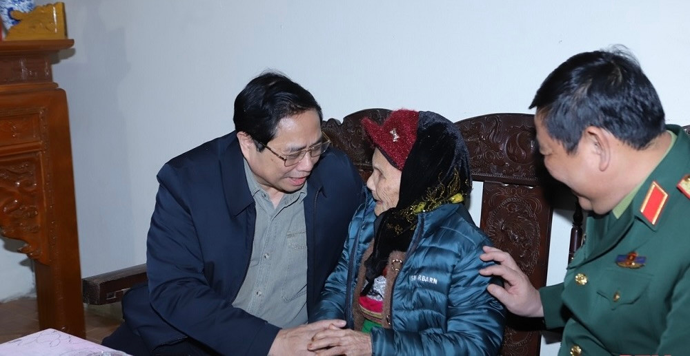 Thủ tướng Chính phủ Phạm Minh Chính thăm, tặng quà cho Mẹ Việt Nam Anh hùng Bùi Thị Nhì (104 tuổi). Thủ tướng Chính phủ Phạm Minh Chính thăm, tặng quà cho Mẹ Việt Nam Anh hùng Bùi Thị Nhì (104 tuổi).