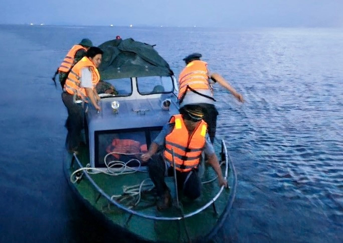 Lực lượng chức năng tỉnh Thanh Hóa tuần tra, kiểm soát tàu thuyền trên biển. Ảnh do Chi cục Thủy sản cung cấp.