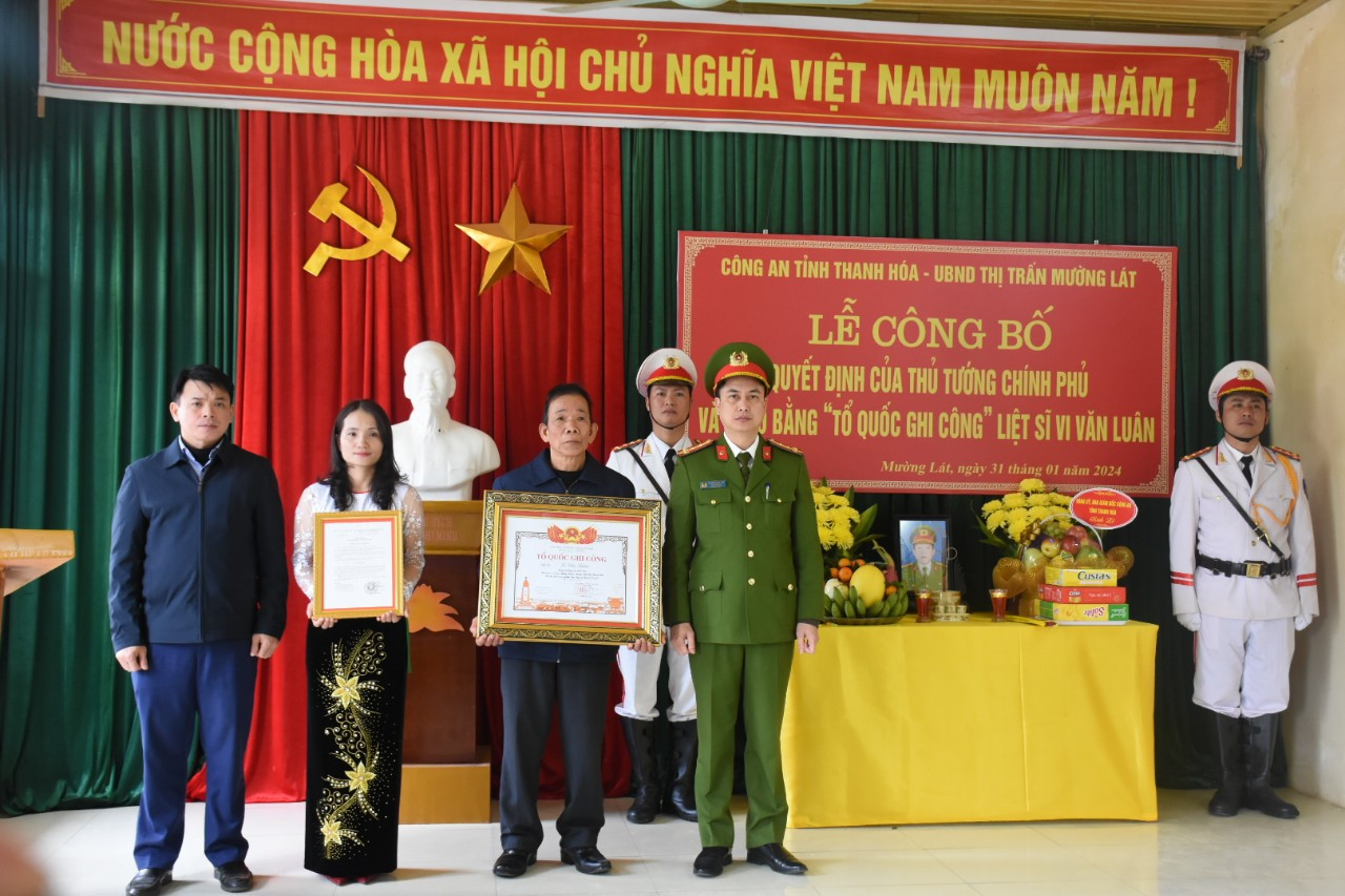 Thừa ủy quyền của Thủ tướng Chính phủ, đại tá Phùng Xuân Tiến - Phó Giám đốc Công an tỉnh Thanh Hoá, và đồng chí Hà Văn Ca - Bí thư Huyện ủy Mường Lát, trao quyết định và bằng "Tổ quốc ghi công" cho thân nhân gia đình liệt sỹ Vi Văn Luân.