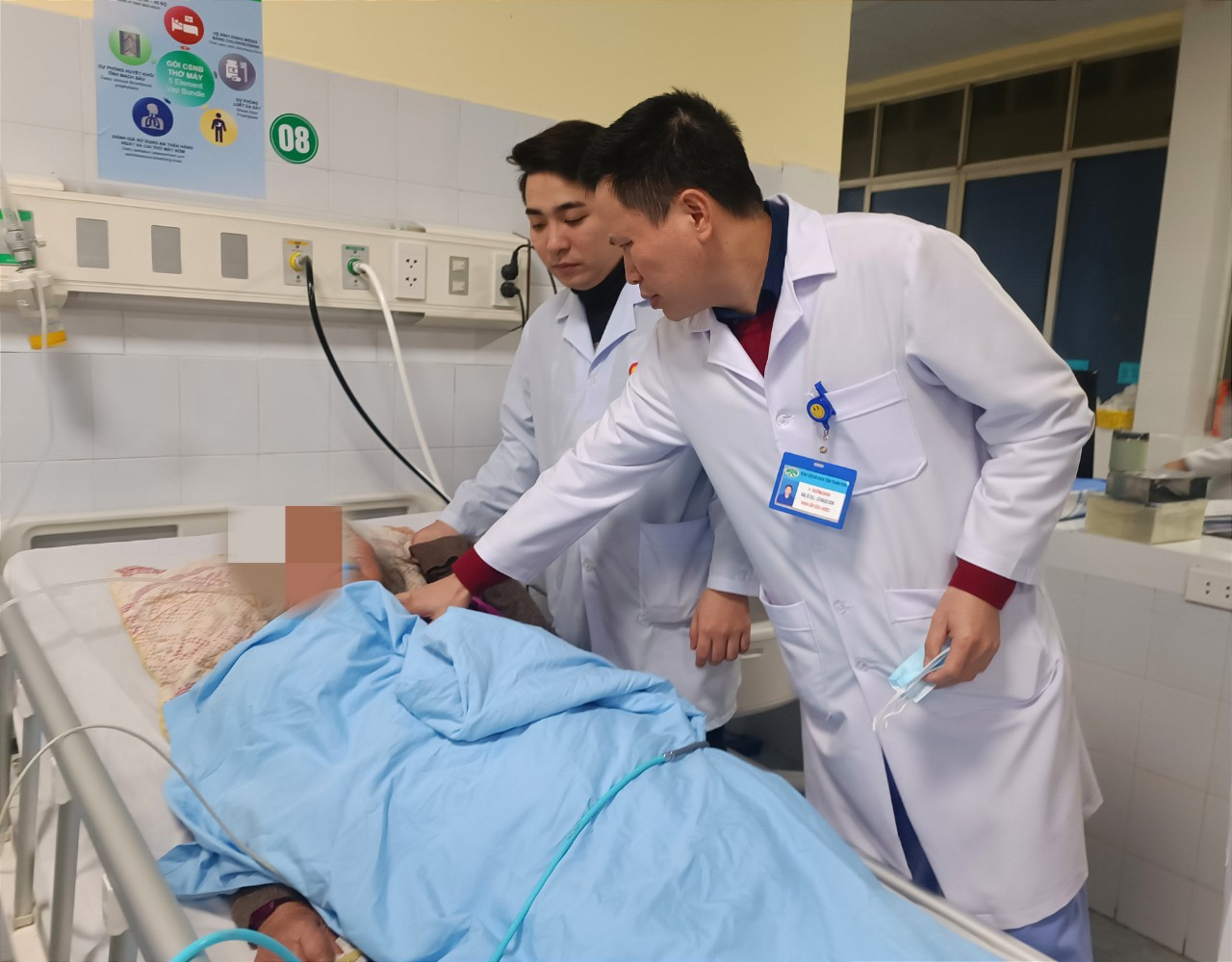 Hai bệnh nhân bị hôn mê sâu, lơ mơ do sử dụng than củi để sưởi ấm hiện đang được điều trị tại Bệnh viện đa khoa tỉnh Thanh Hóa. Hai bệnh nhân bị hôn mê sâu, lơ mơ do sử dụng than củi để sưởi ấm hiện đang được điều trị tại Bệnh viện đa khoa tỉnh Thanh Hóa.