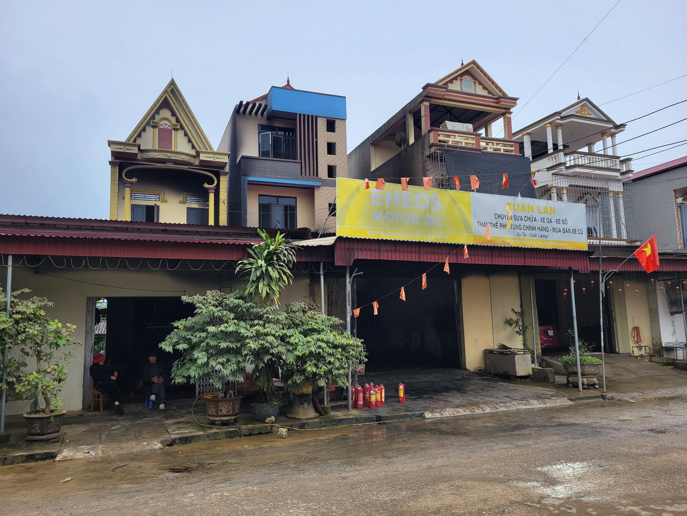 Phía trước ngôi nhà bị phát cháy trong đêm.