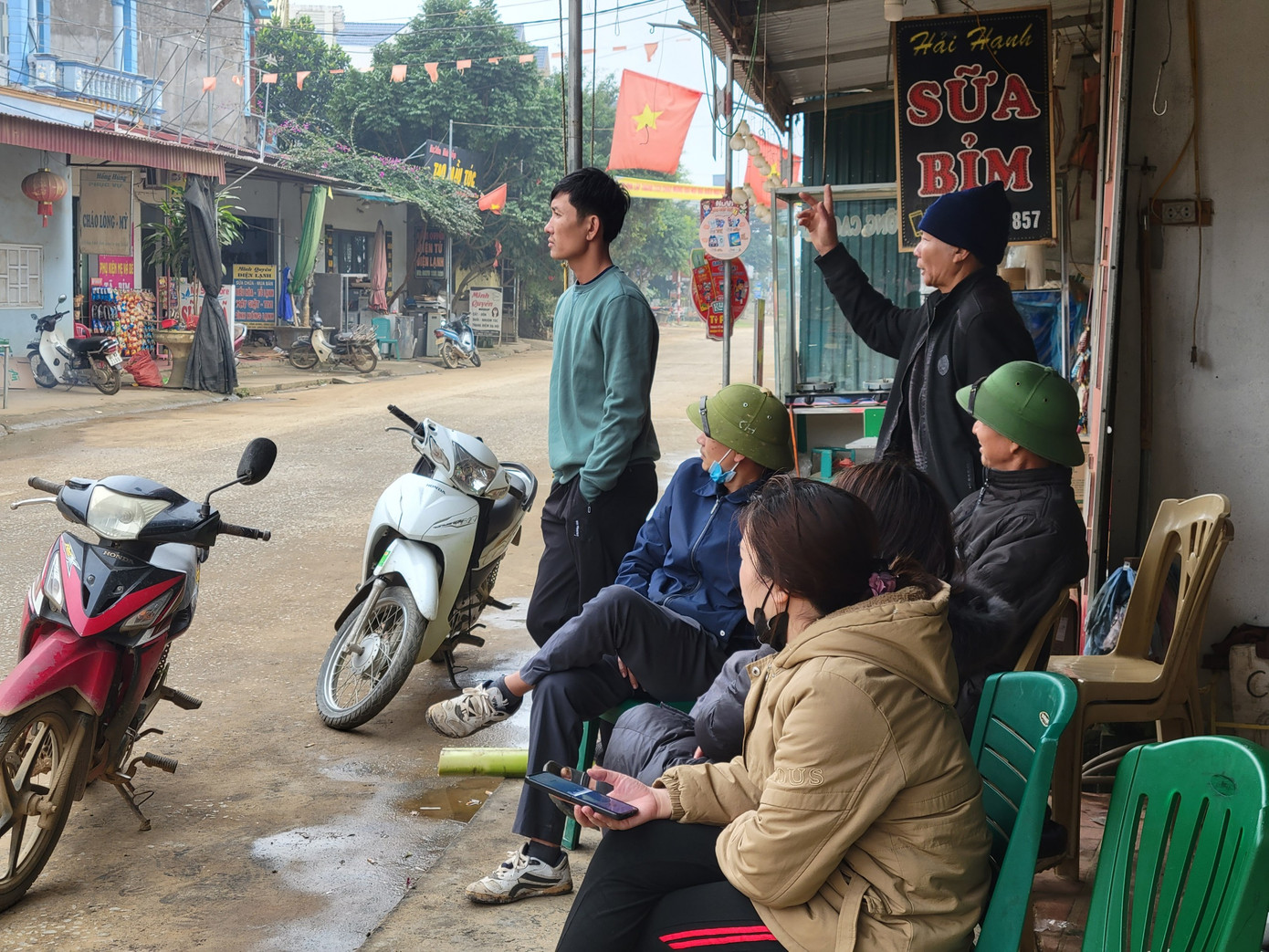 Nhiều người chưa hết bàng hoàng, hoang mang sau vụ tai nạn.