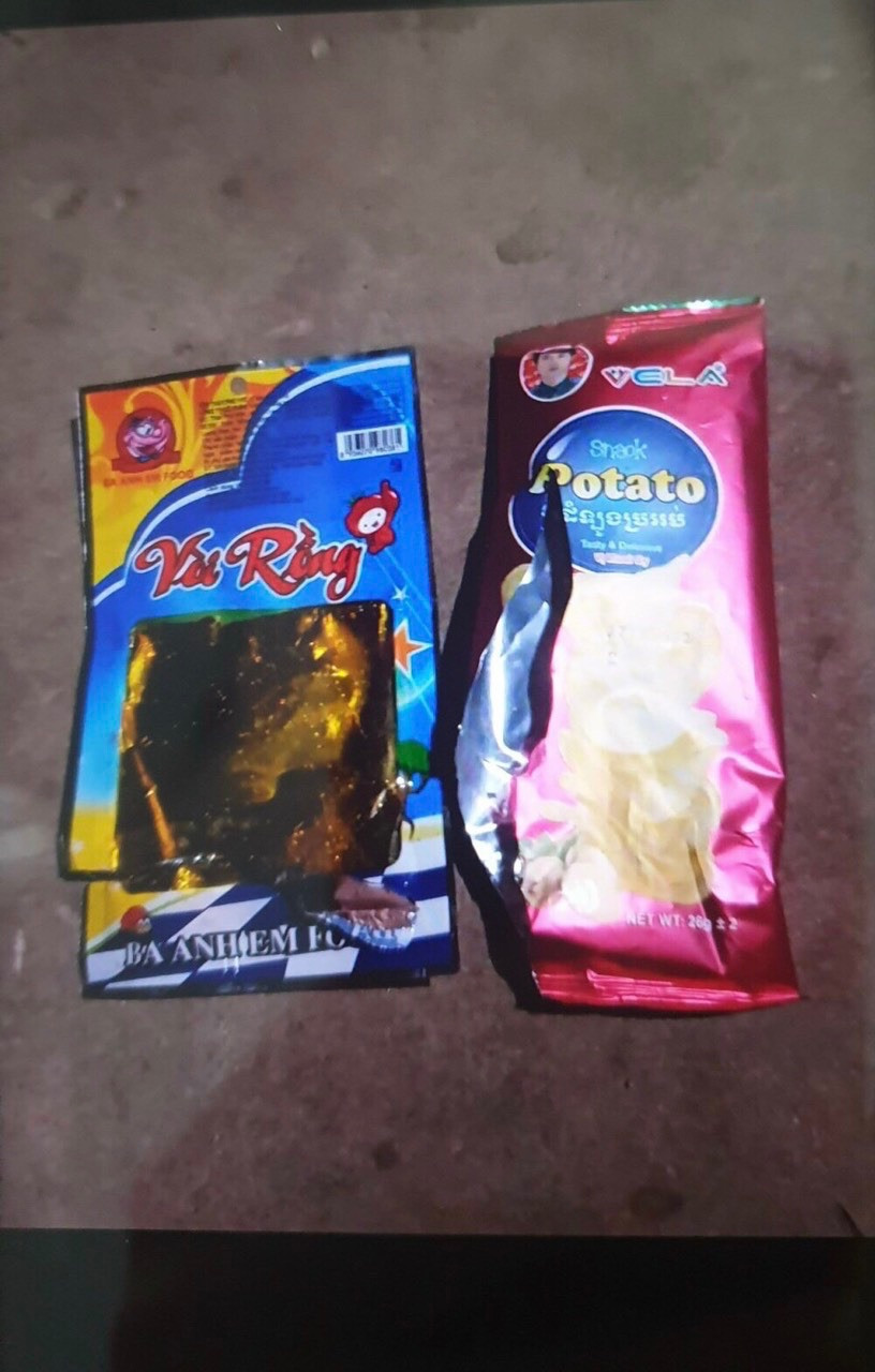 Hai vỏ bim bim và gói cay vòi rồng mà các cháu đã ăn