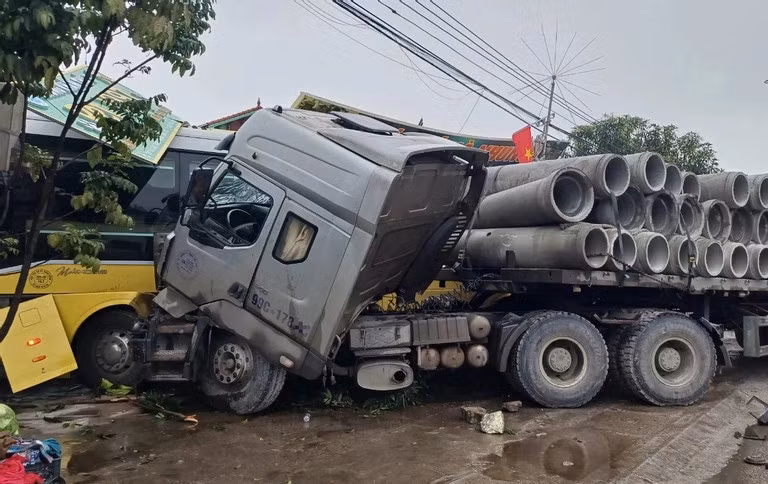 Xe đầu kéo chở số lượng lớn thành phẩm bê tông va chạm với xe khách. Xe đầu kéo chở số lượng lớn thành phẩm bê tông va chạm với xe khách.