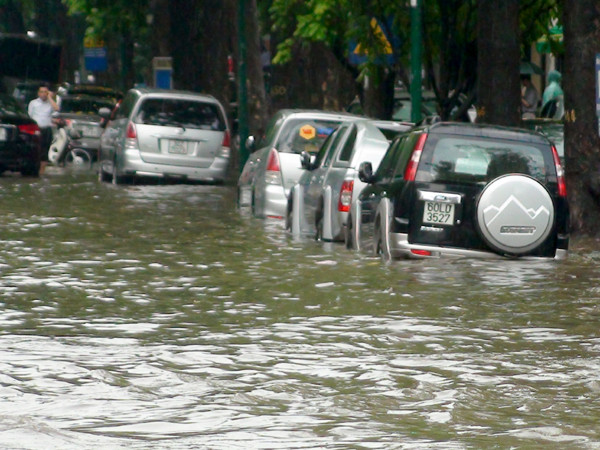 Nhiều chiếc ô tô để bên đường bị nước tràn cả vào sàn xe