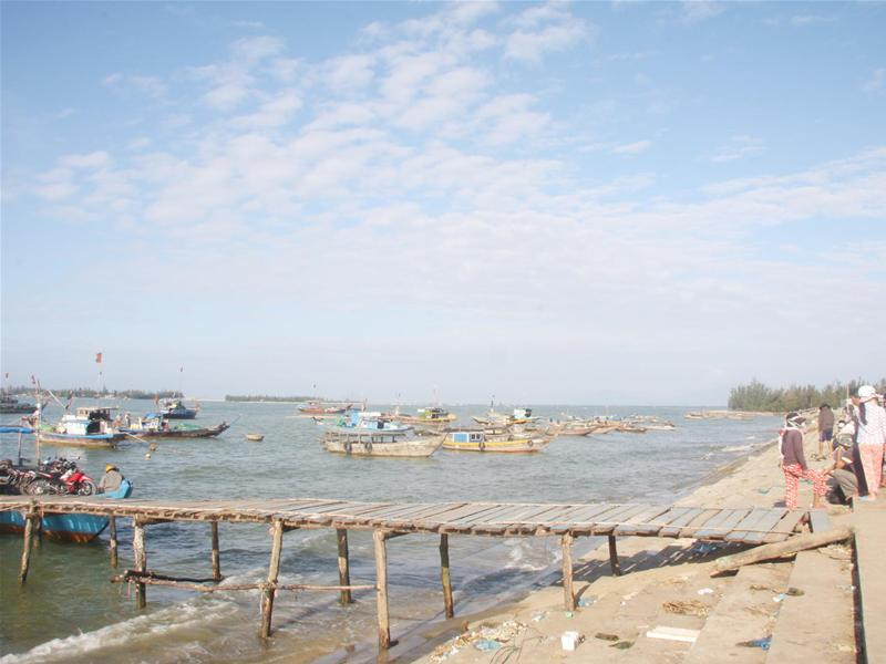 Bến An Lương (Duy Hải) - nơi có dịch vụ hậu cần nghề cá duy nhất ở đây. Ảnh: T. Việt