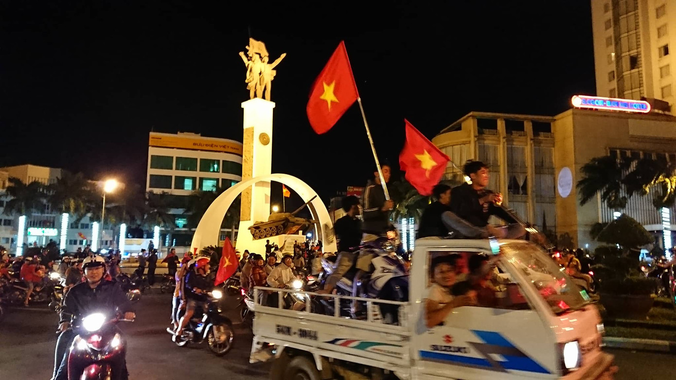 CĐV cả nước xuống đường mừng đội tuyển Việt Nam ảnh 45